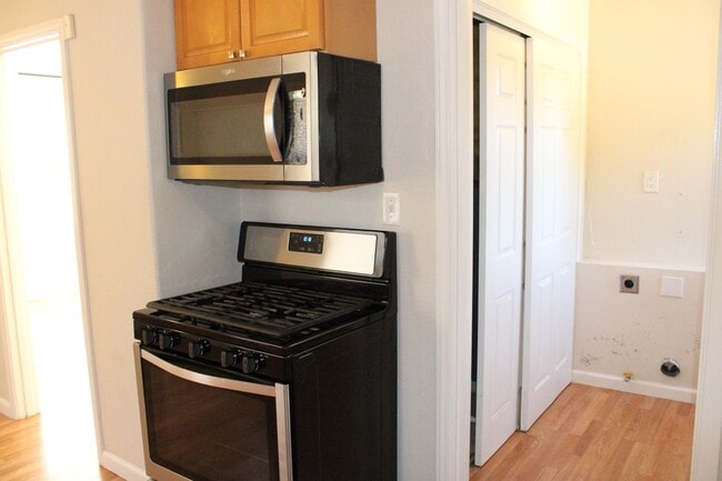 Building Photo - **COMING SOON** Adorable 2 Bedroom, 1 Bath...