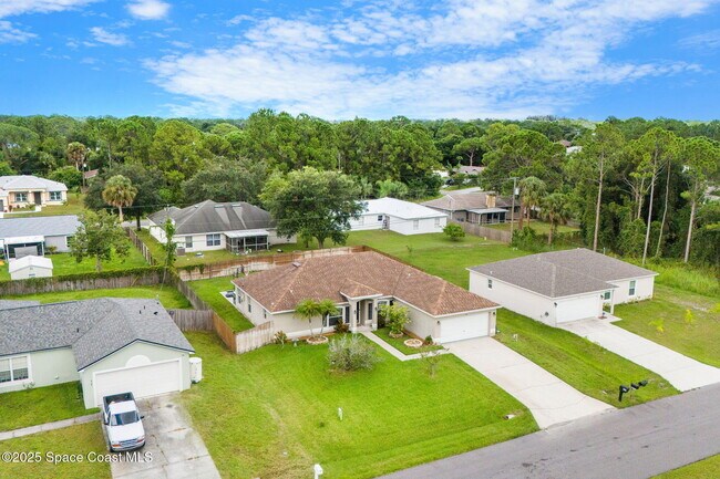 Building Photo - 413 Grenadier Ave NW