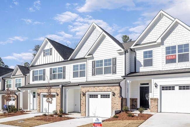 Building Photo - Updated Townhome with 1 Car Garage - close to Southpoint!