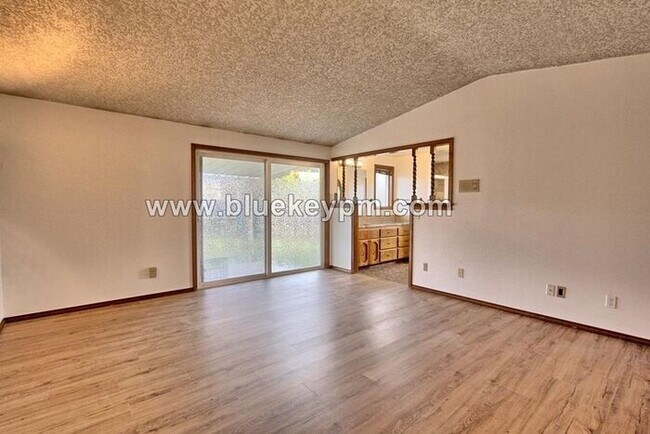 Building Photo - 3 Bed, 2.5 Bath Home in Culdesac with Huge...