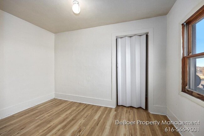 Building Photo - 1621 Lakeshore Dr