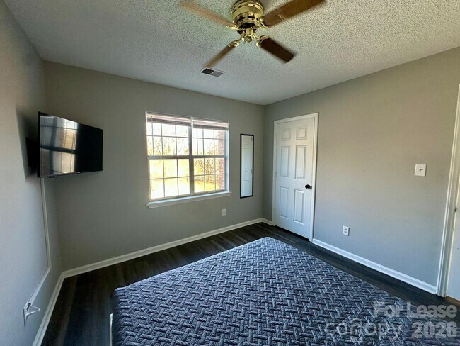 Building Photo - 9501 Pondside Ln