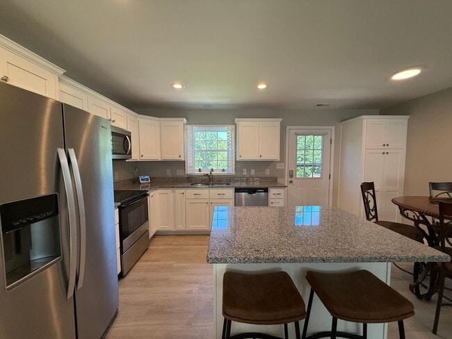 Building Photo - Fully Furnished 3 Bedroom, 2 Bath Home wit...