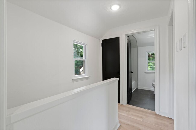 Building Photo - AVAILABLE NOW! RENOVATED 3-BEDROOM!