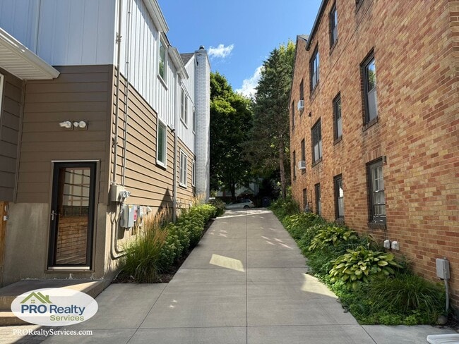 Building Photo - 2 Bedroom Upper Level Duplex Unit
