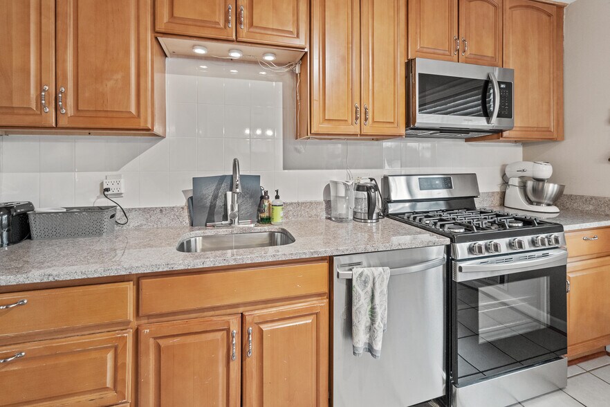 Building Photo - 212 Rollins Ave