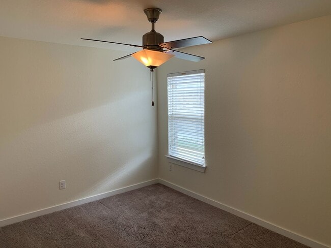 Building Photo - LOVELY ONE STORY HOME WITH EASY ACCESS TO ...