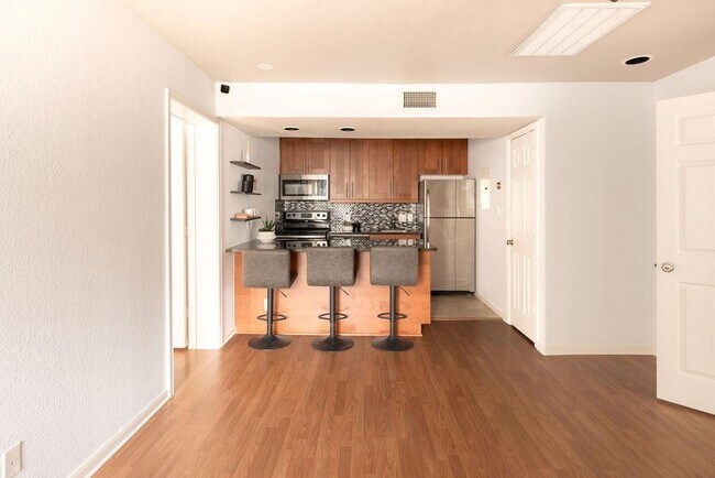 Building Photo - 7685 Northcross Dr