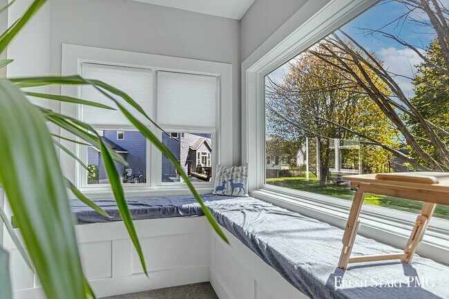 Building Photo - Spacious 6-Bedroom Retreat in Rockford with 3.5 Luxurious Baths