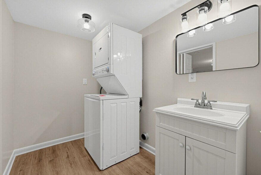 Building Photo - 2695 Barclay Dr