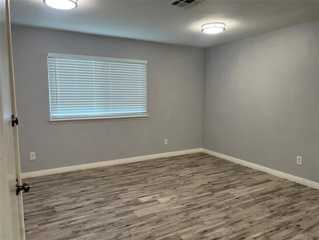 Building Photo - 5807 W 43rd St