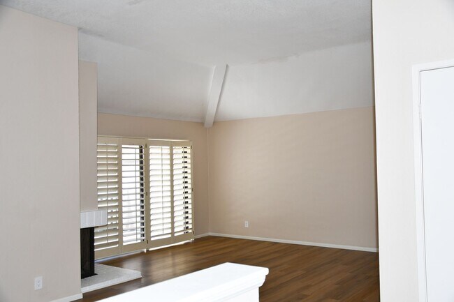 Building Photo - Newly remodeled and updated