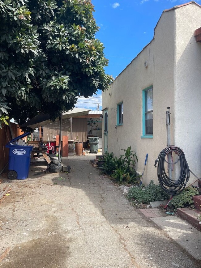Building Photo - Freshly Renovated Studio with Yard & Mount...