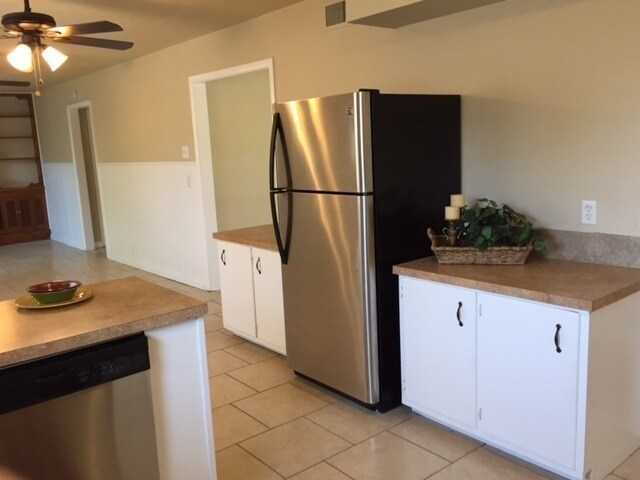 Building Photo - Huge Updated 4 Bedroom/2 Bath/2 Living Room House close to TTU - Available AUGUST