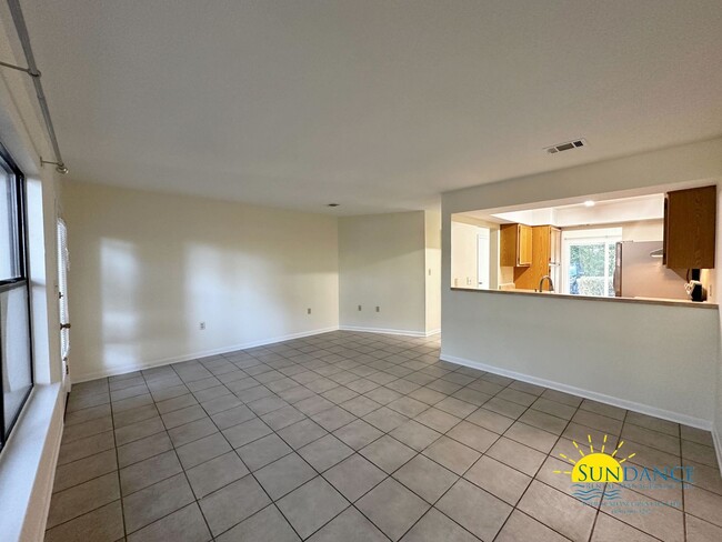 Building Photo - Centrally Located Townhouse with a Communi...