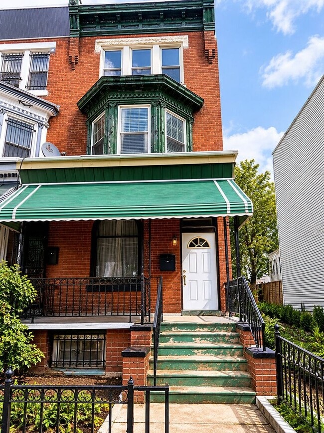 Building Photo - Spacious 6-Bedroom Rental in North Philadelphia | Small Dogs Welcome