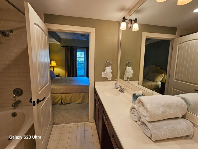 Building Photo - 1-bedroom furnished condo with fenced courtyard