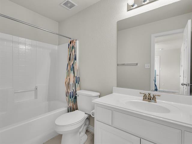 Building Photo - 2700 Club Ridge Dr