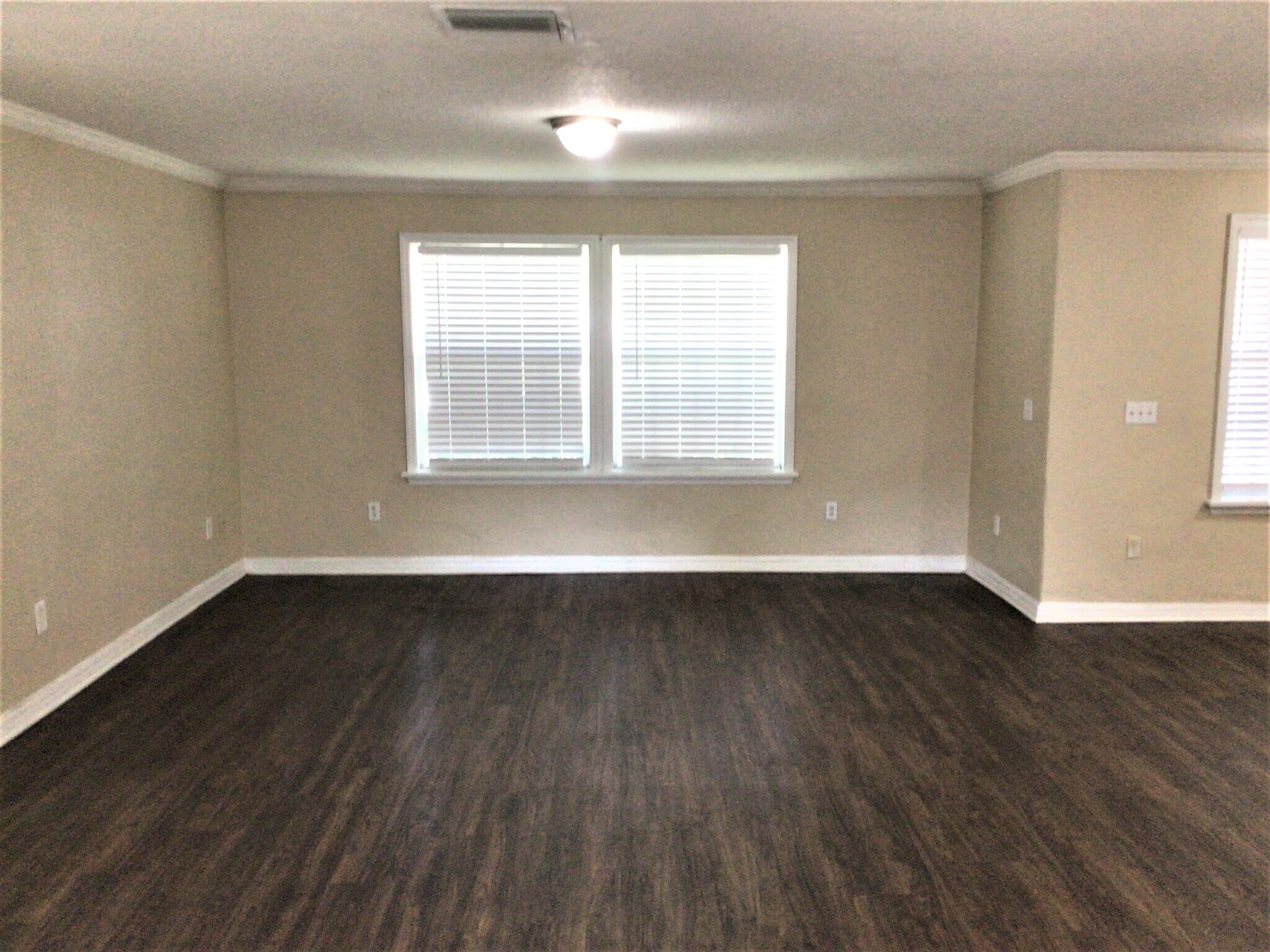 Building Photo - 245 Oak Run Ct