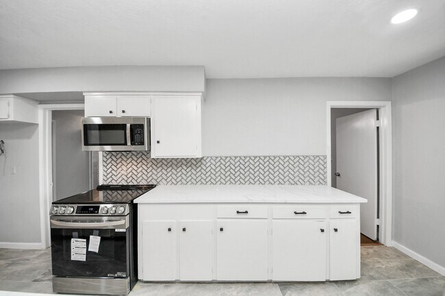 Building Photo - 2405 Pickerton Dr