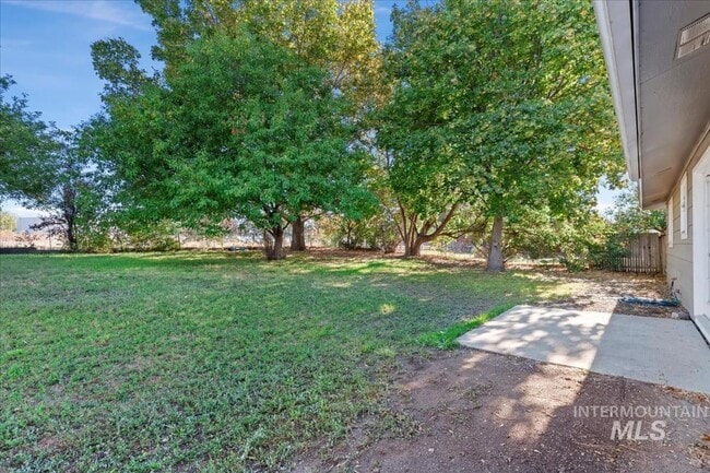 Building Photo - Updated Kuna Home with Private Backyard