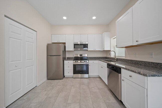 Building Photo - Brand New Home located in the heart of Tampa!