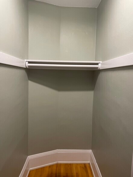 Building Photo - 320 E 5th St