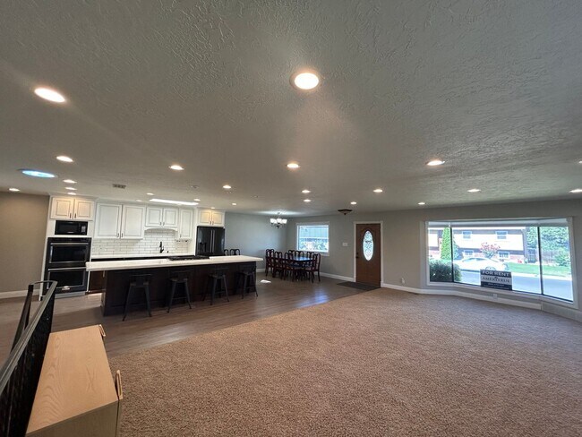 Building Photo - 428 200 E