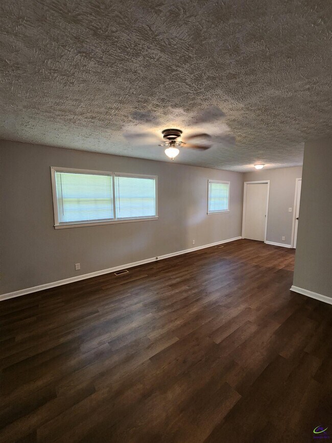 Building Photo - 2209 Macy Ave
