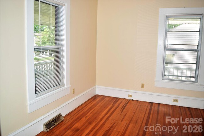 Building Photo - 223 Maple St
