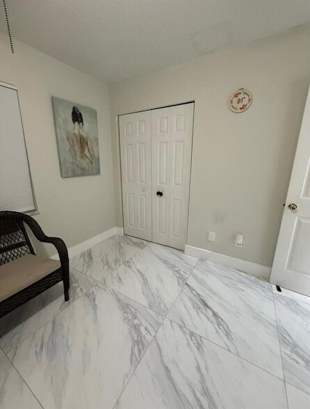 Building Photo - 1082 SW Bellevue Ave