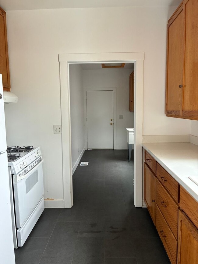 Building Photo - 3-bedroom, 1-bath home in Redding blends historic charm with modern finishes!