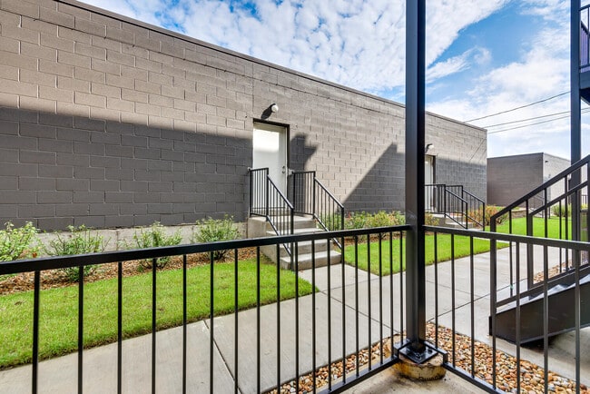 Building Photo - 2146 N Nashville Ave