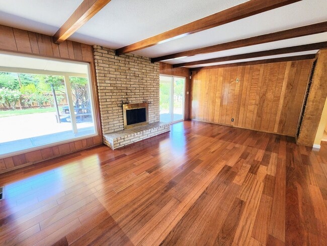 Building Photo - Spectacular 4 Bd/3 Ba, 2379 sf (plus separ...