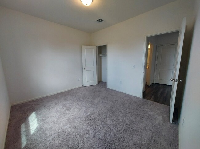 Building Photo - 1024 Long Bay Ct