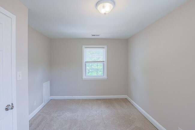 Building Photo - 1154 Elm Rd