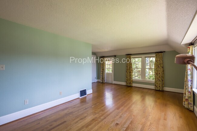 Building Photo - Riverfront Perfection with this Charming 3 Bedroom Lake Oswego Home!