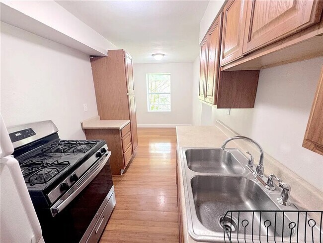 Building Photo - 2528 Homehurst Ave