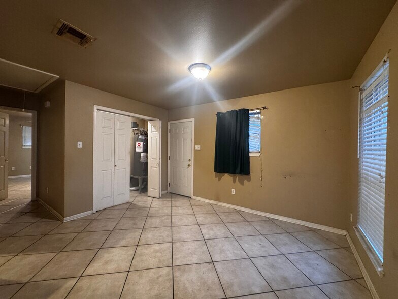 Building Photo - 8508 Valor Dr