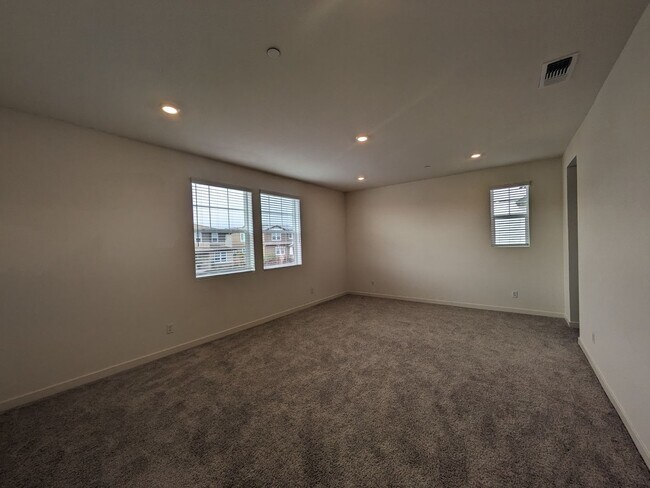 Building Photo - 2468 Lake Club Dr