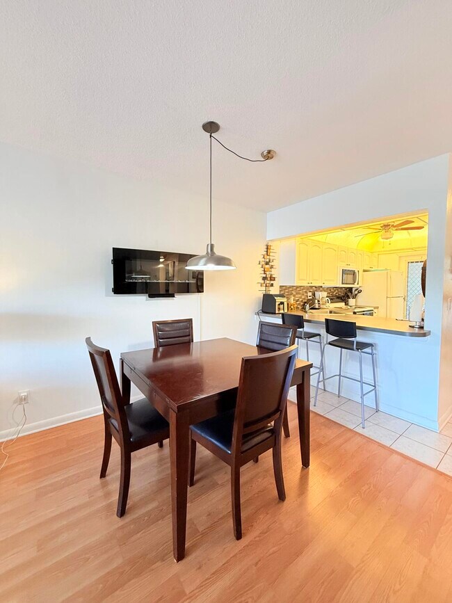 Building Photo - 470 Paradise Isle Blvd