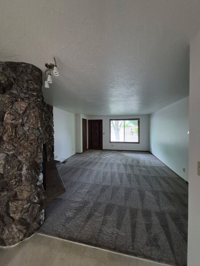 Building Photo - Charming South Salem Duplex!