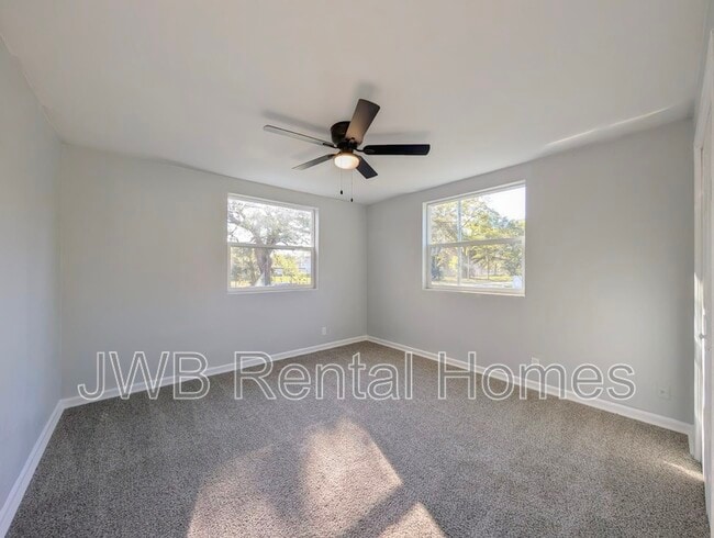 Building Photo - 3324 N Davis St