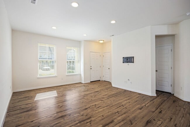 Building Photo - 3 Bedroom Corner Townhome!!! Available Early-Mid April****