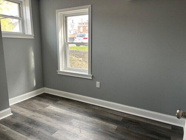 Building Photo - 22 Hawthorne St