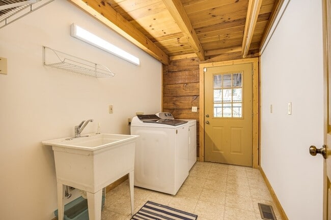 Building Photo - 1762 Burke Hollow Rd