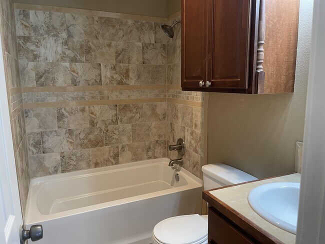 Building Photo - 312 Circle Dr