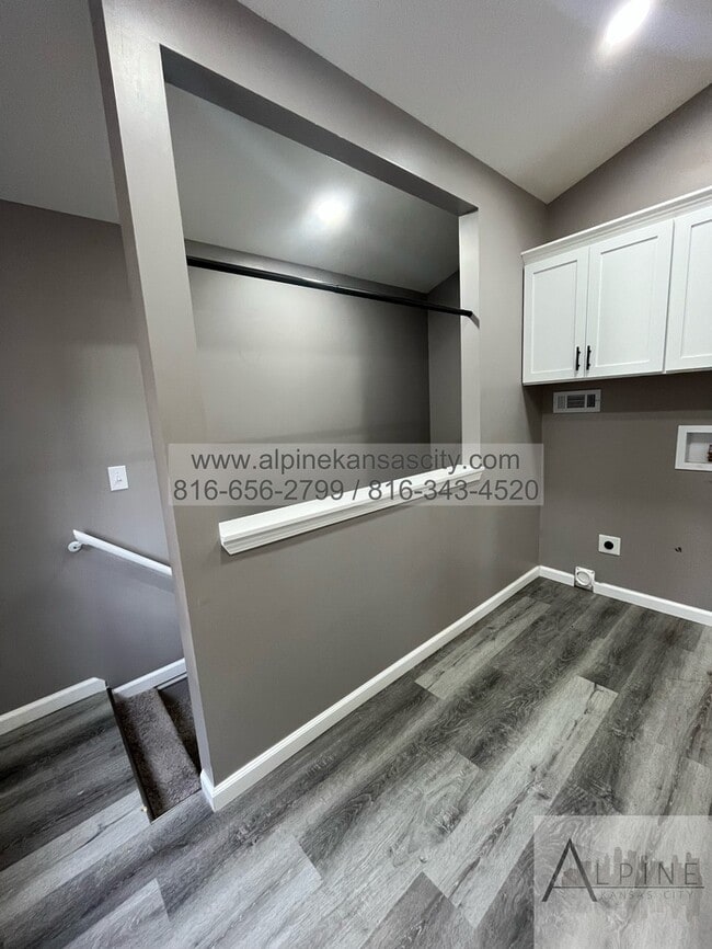 Building Photo - Available Mid January! 5 Bedrooms, PLUS Rec Room in Gladstone!