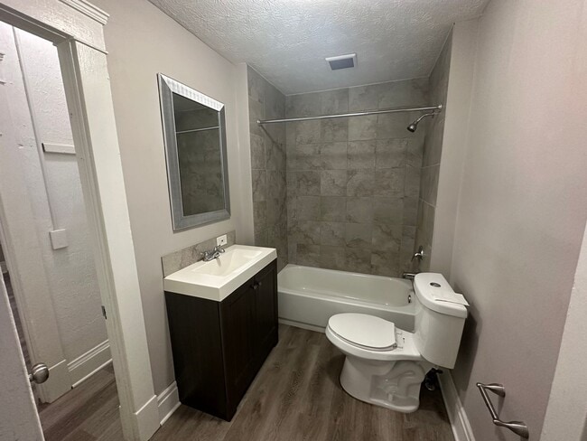 Building Photo - 3026 Monroe Ave