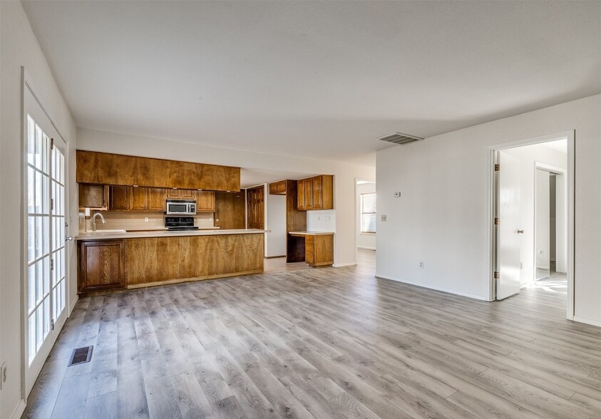 Building Photo - 2605 W Washington Cir